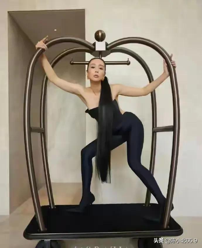 丑哭了！高叶拍杂志封面，每张都丑出天际！网友：大嫂缺钱了？ -图1